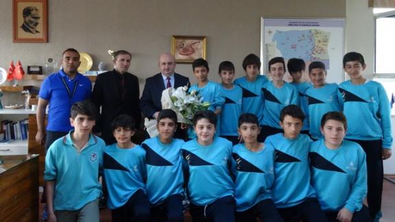 Fatih Sultan Mehmet Ortaokulu İlçe Milli Eğitim Müdürümüz Sayın Cemal YILMAZI Makamında Ziyaret ettiler