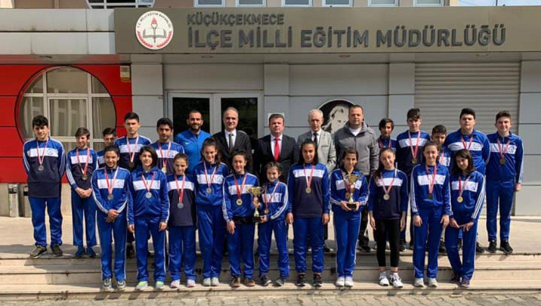 Söğütlüçeşme Ortaokulu Yıldız Kız ve Yıldız Erkek Takımları İstanbul Şampiyonu