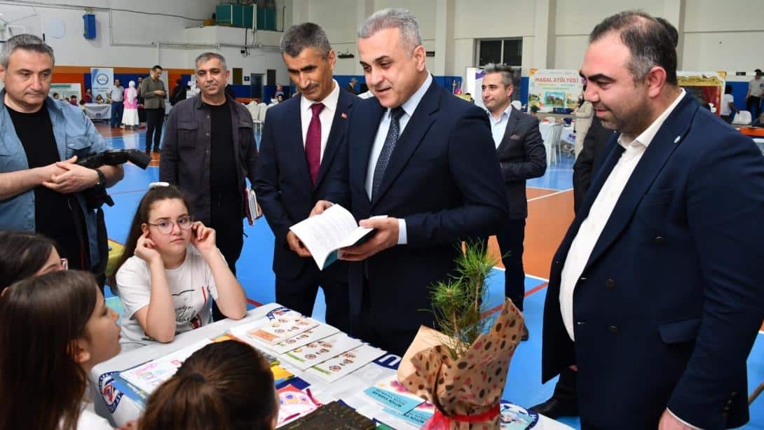 KAYMAKAMIMIZ GELECEĞİN YAZARLARI PROJESİ KAPSAMINDA DÜZENLEDİĞİMİZ KİTAP FUARI VE İMZA GÜNÜNÜ ZİYARET ETTİ