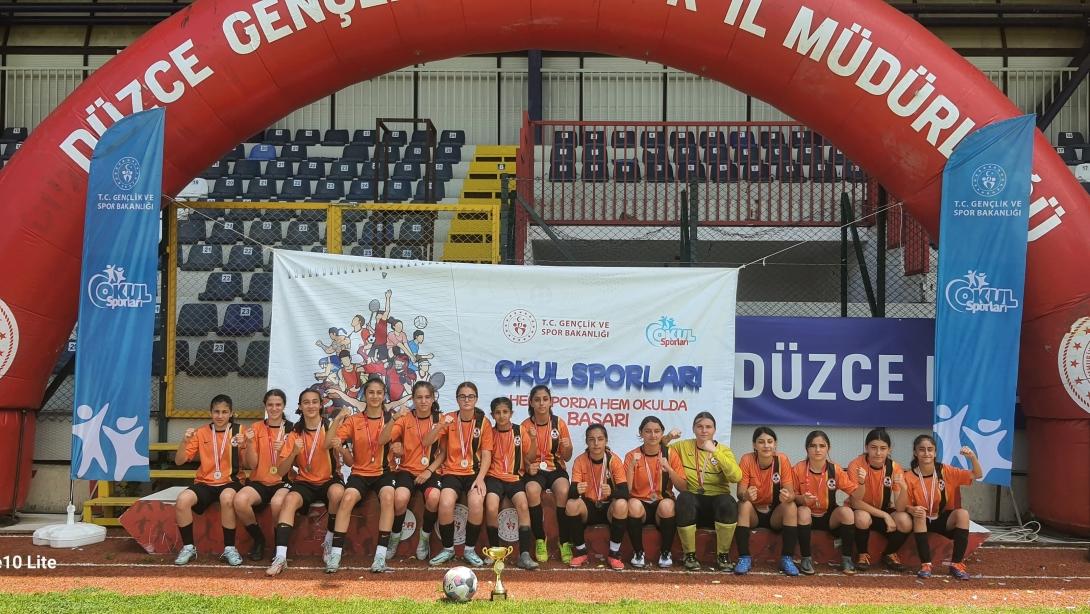 TEMA İSTANBUL ORTAOKULU KIZ FUTBOL TAKIMI TÜRKİYE İKİNCİSİ OLDU